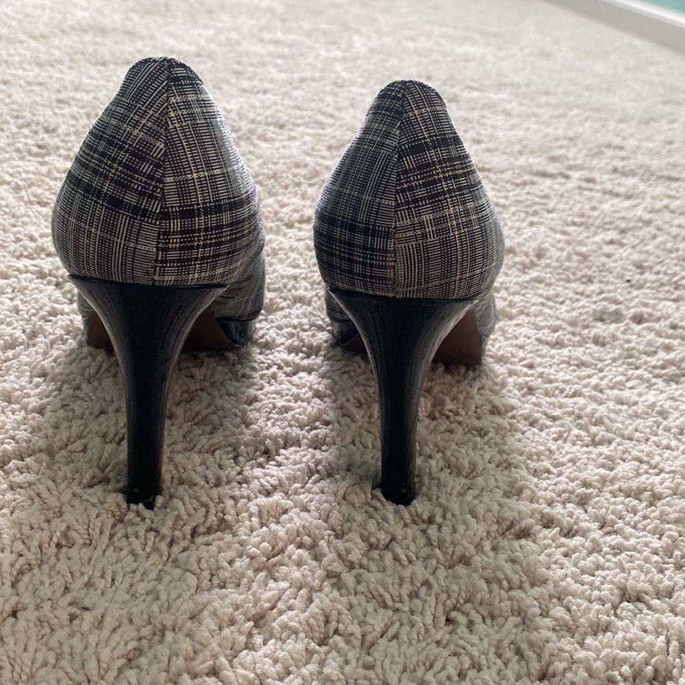 Black and white heels Tahari size 8M - Picture 2 of 5